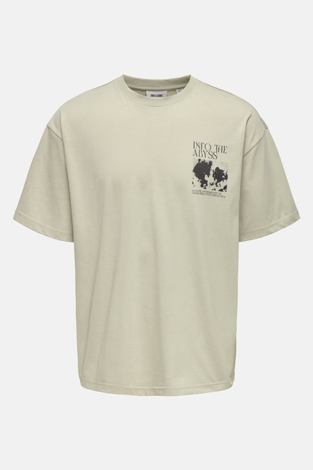 Beige T-shirt met korte mouwen van ONLY & SONS, met een zwarte "Into the Abyss"-print op de borst.
