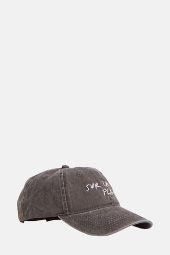 Grijze pet van ONLY & SONS, met witte "Sur La Pla" belettering aan de voorkant.
