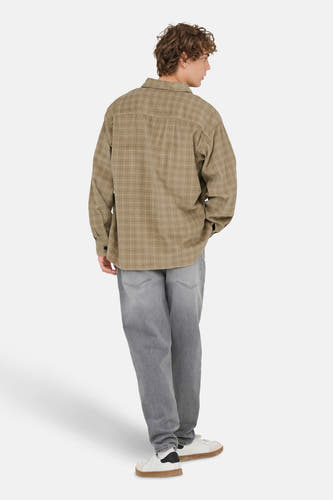 Beige overhemd met lange mouwen van ONLY & SONS, met een subtiel ruitpatroon, gecombineerd met grijze jeans en witte sneakers.