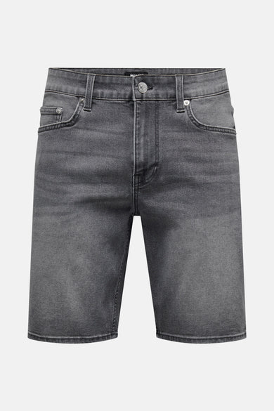 Donkergrijze denim short van ONLY & SONS, met klassieke zakken en lichte wassing.