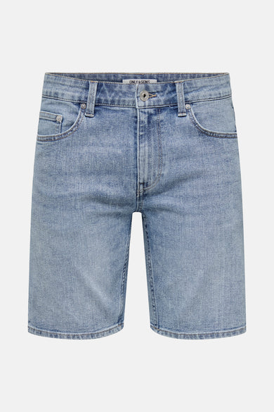 Lichtblauwe denim short van ONLY & SONS, met zichtbare stiksels en klassieke zakken.