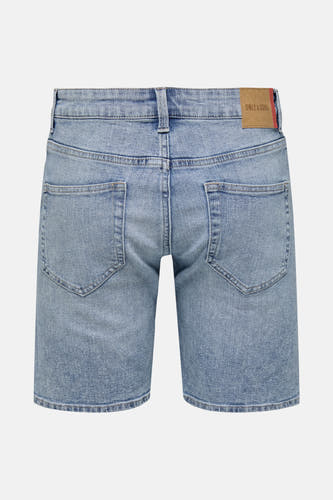 Korte lichtblauwe denim broek van ONLY & SONS, met achterzakken en een merklabel.
