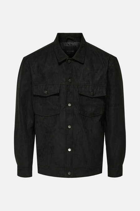 Zwarte korte jas van ONLY & SONS, met knoopsluiting en twee borstzakken.