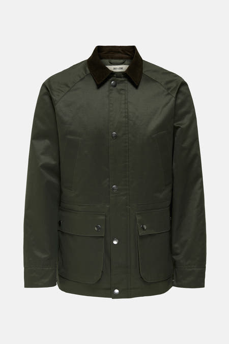 Lange groene jas van ONLY & SONS, met corduroy kraag en zakken met knoopsluiting.