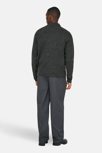 Sweat-shirt gris avec col rond de ONLY & SONS, vue arrière, associé à un pantalon gris et des chaussures noires.