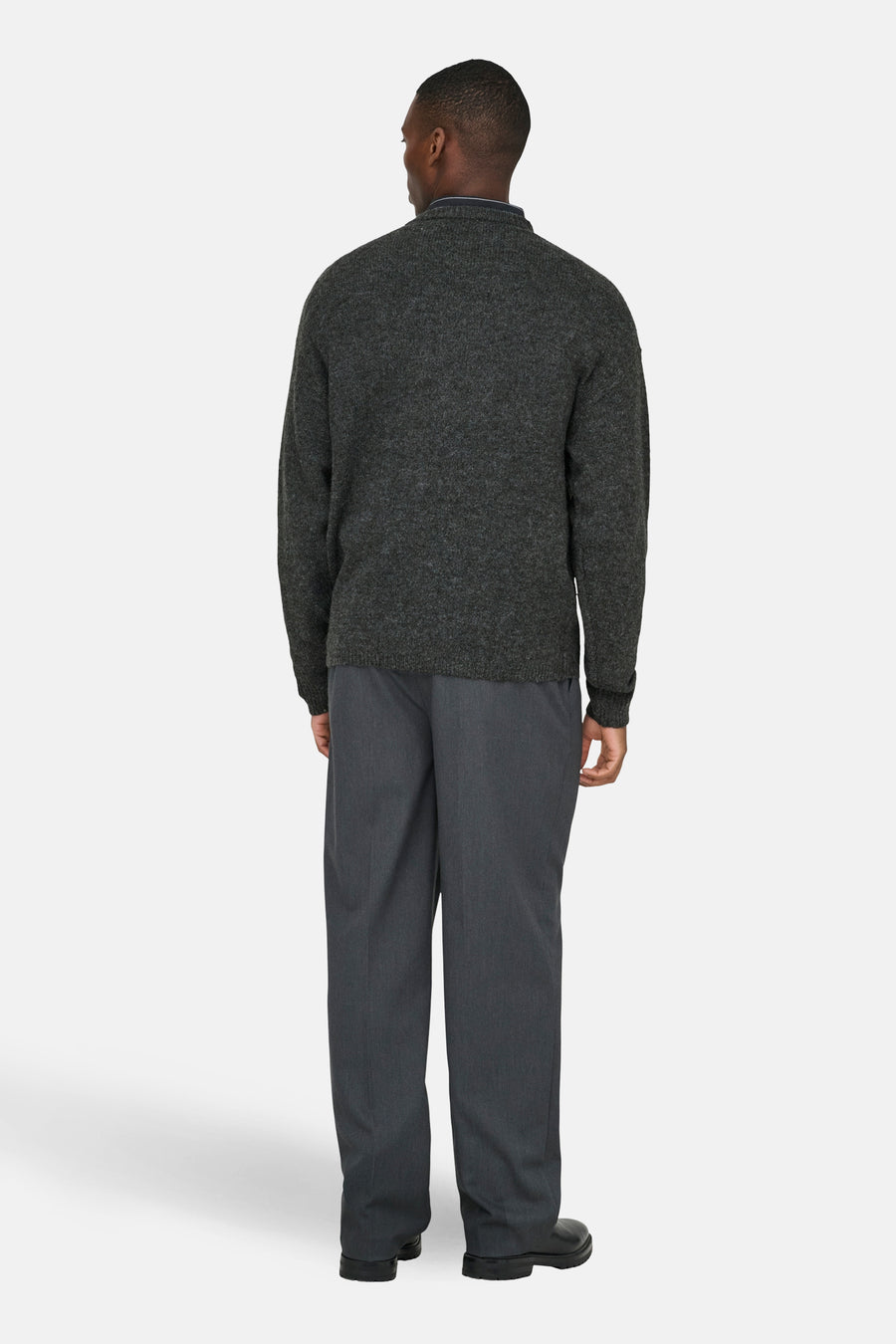 Sweat-shirt gris avec col rond de ONLY & SONS, vue arrière, associé à un pantalon gris et des chaussures noires.