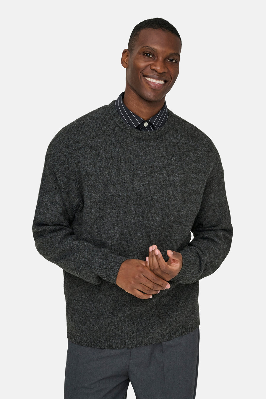Sweat-shirt gris à col rond de ONLY & SONS®, avec une texture mélangée et un chemisier à carreaux en dessous.