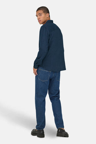 Blauw overhemd met lange mouwen van ONLY & SONS, met knoopsluiting en jeansbroek.