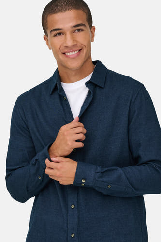 Blauw overhemd met lange mouwen van ONLY & SONS, met knoopsluiting en een witte T-shirt eronder.
