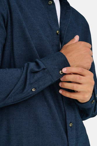 Blauw herenoverhemd met lange mouwen van ONLY & SONS®, met knoopdetail en diagonale ribstof textuur.