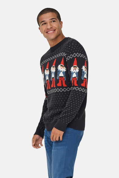 Blauwe trui met ronde hals van ONLY & SONS, met kerstkabouters en sneeuwvlokken, gedragen met een blauwe jeans.