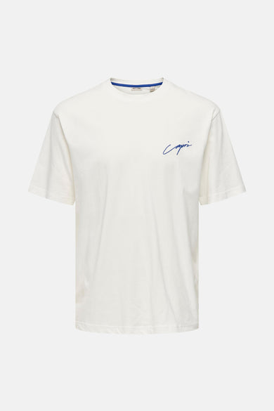 Wit T-shirt met korte mouwen van ONLY & SONS, met blauw ‘Capri’ opschrift.
