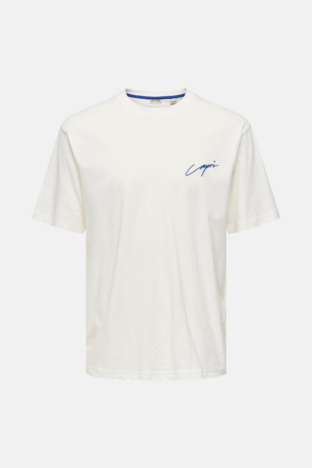Wit T-shirt met korte mouwen van ONLY & SONS, met blauw ‘Capri’ opschrift.
