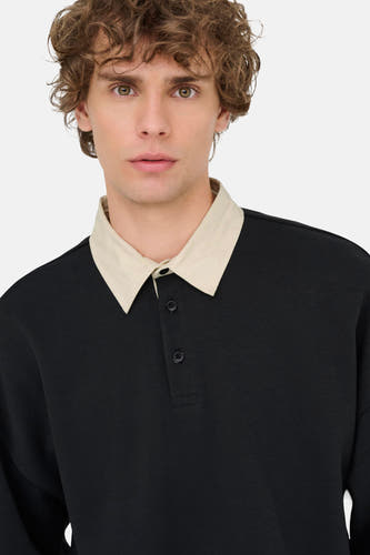 Gilet noir ONLY & SONS®, avec une encolure beige et un col boutonné.
