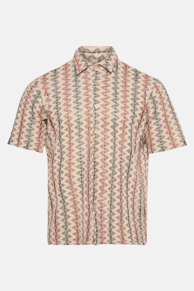 Chemise multicolore à manches courtes de ONLY & SONS®, avec un motif zigzag rayé ouvert.