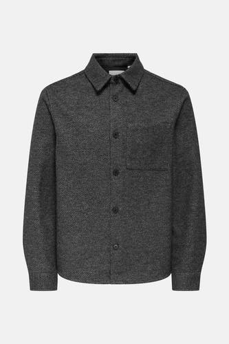 Chemise grise à longues manches de ONLY & SONS, avec un motif de rayures subtil et une poche poitrine.