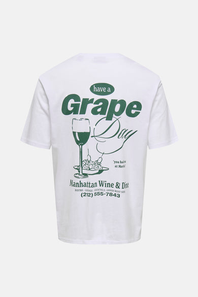 Wit T-shirt met korte mouwen van ONLY & SONS®, met groene "Have a Grape Day" print op de achterkant.