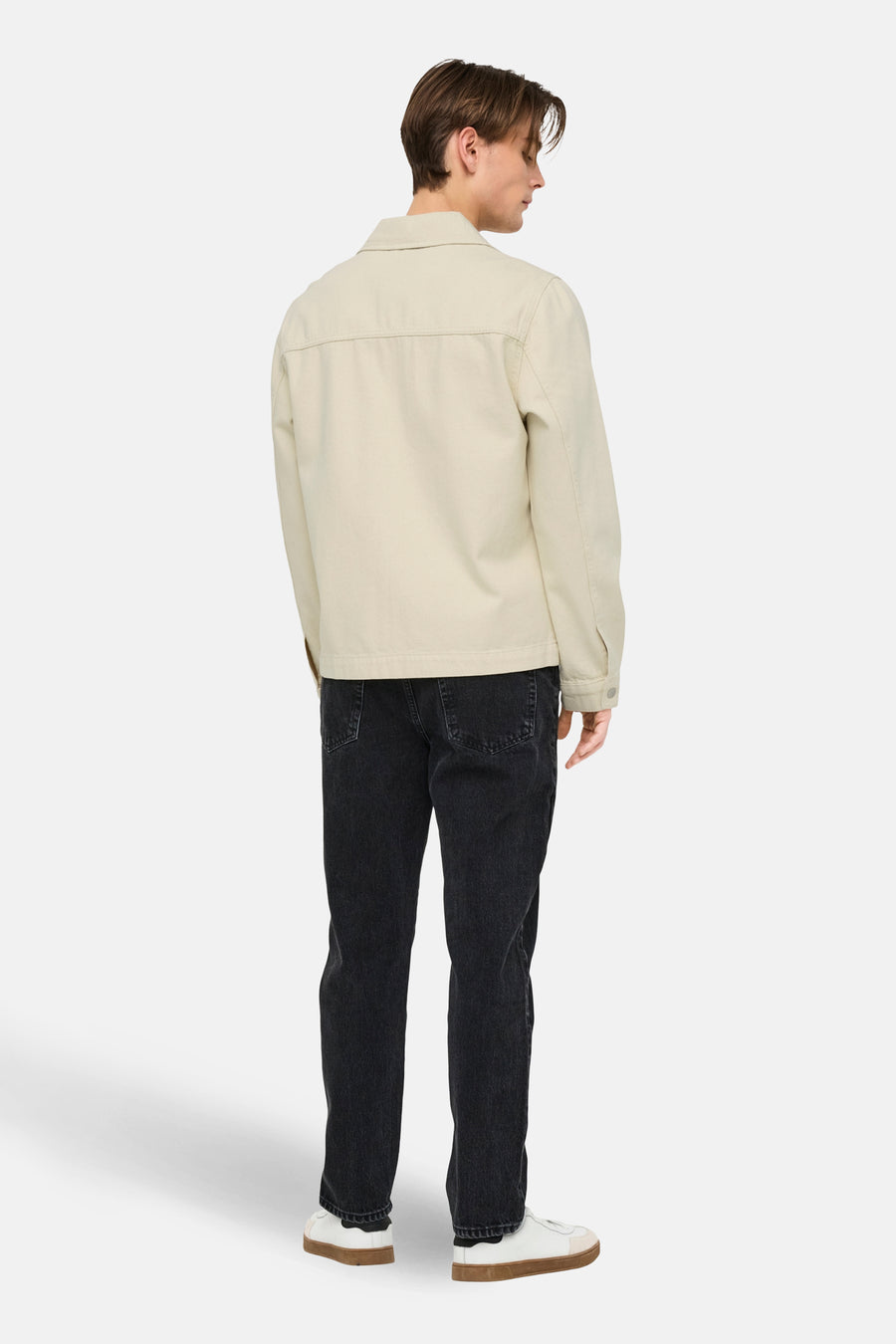 Ecru jeansjas van ONLY & SONS®, met lange mouwen, rechte pasvorm en gedragen met zwarte jeans en witte sneakers.