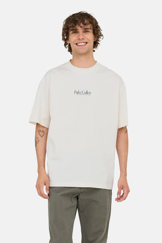 Wit T-shirt met korte mouwen van ONLY & SONS, met tekstprint op de borst, gedragen met een kaki broek.