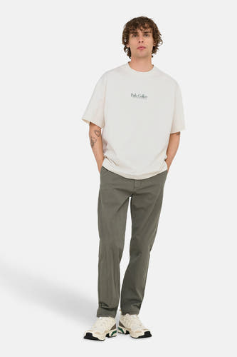 Wit T-shirt met korte mouwen van ONLY & SONS, met een kleine zwarte tekstprint op de borst.
