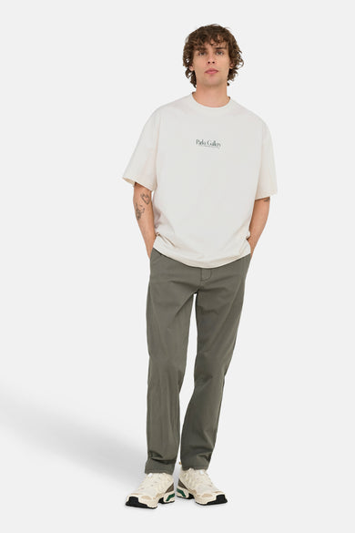 Wit T-shirt met korte mouwen van ONLY & SONS, met een kleine zwarte tekstprint op de borst.
