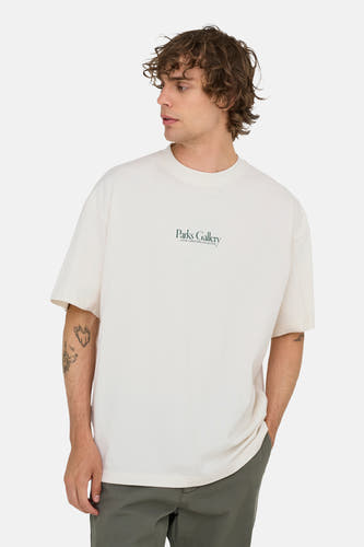 Wit T-shirt met korte mouwen van ONLY & SONS, met een print op de borst, gedragen met een kaki broek.