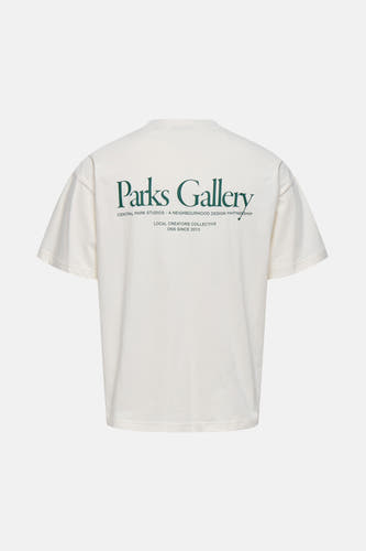 Wit T-shirt met korte mouwen van ONLY & SONS, met groene tekst op de rug.
