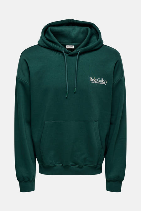 Groene sweater met kap van ONLY & SONS, met trekkoorden en een 'Parks Gallery'-opdruk.