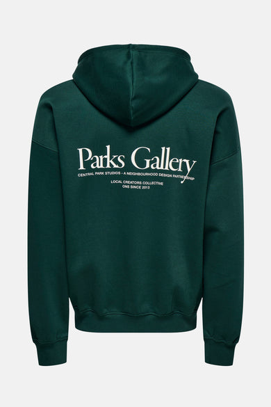 Groene sweater met kap van ONLY & SONS®, met witte tekst op de rug.
