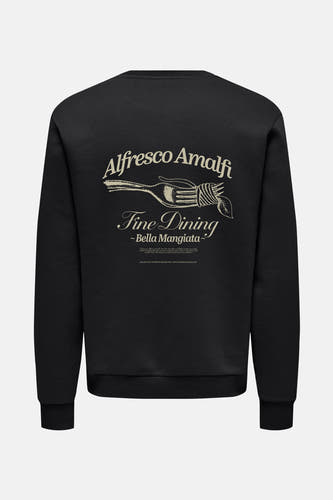 Zwarte sweater van ONLY & SONS® met beige 'Alfresco Amalfi' print op de rug.
