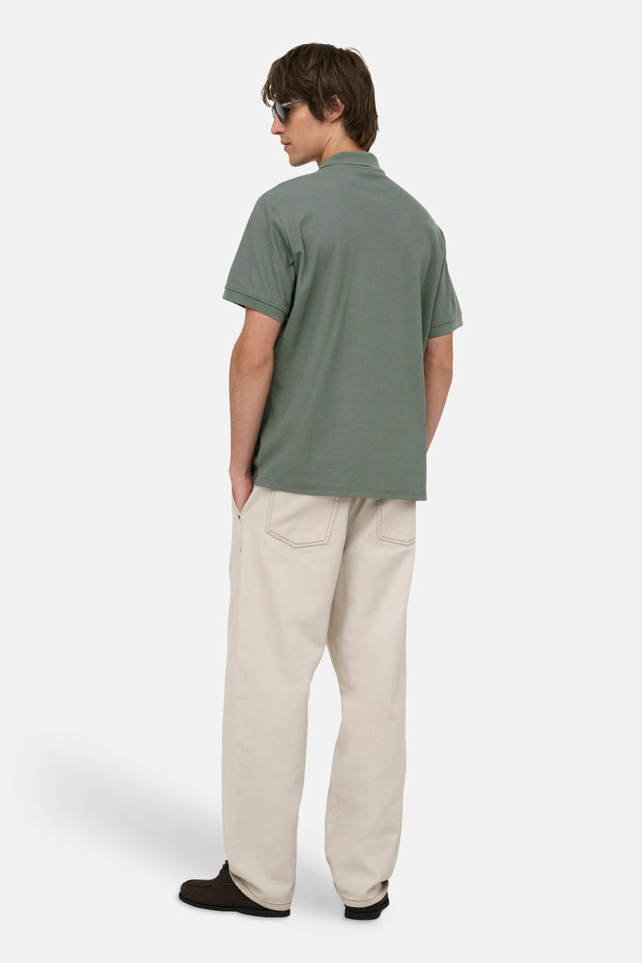 Groene polo van ONLY & SONS®, achterkant, model in beige broek en donkere schoenen, casual look