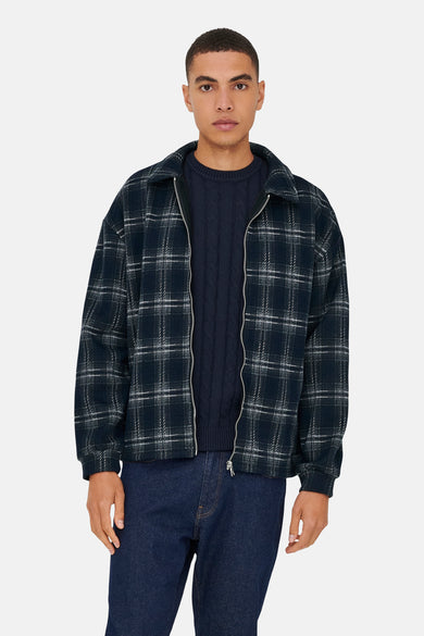 Chemise bleue à manches longues de ONLY & SONS, avec un motif à carreaux et une pull visible.