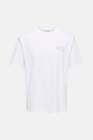 T-shirt blanc à manches courtes de ONLY & SONS, avec imprimé montagne sur le dos.