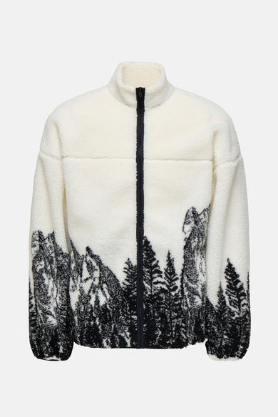 Fausse fourrure blanche d'ONLY & SONS avec des montagnes et des arbres comme éléments décoratifs à l'arrière.
