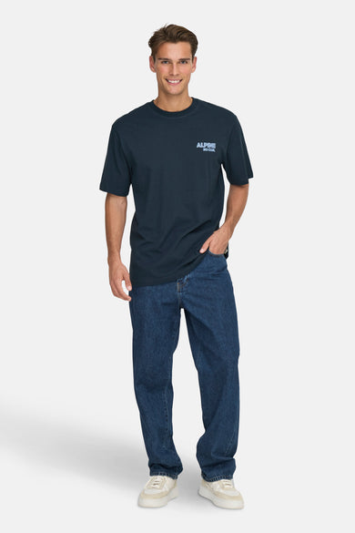 Blauw T-shirt met korte mouwen van ONLY & SONS, gedragen met jeans en witte sneakers.
