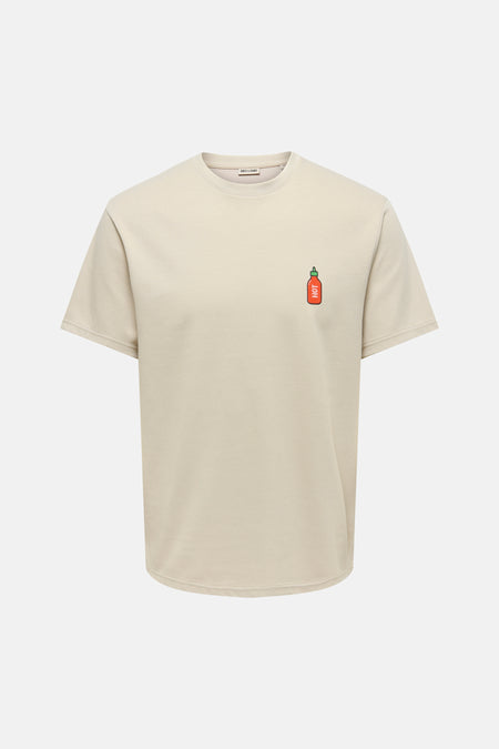 Beige T-shirt met korte mouwen van ONLY & SONS® met een 'HOT' sriracha flesje op de borst.