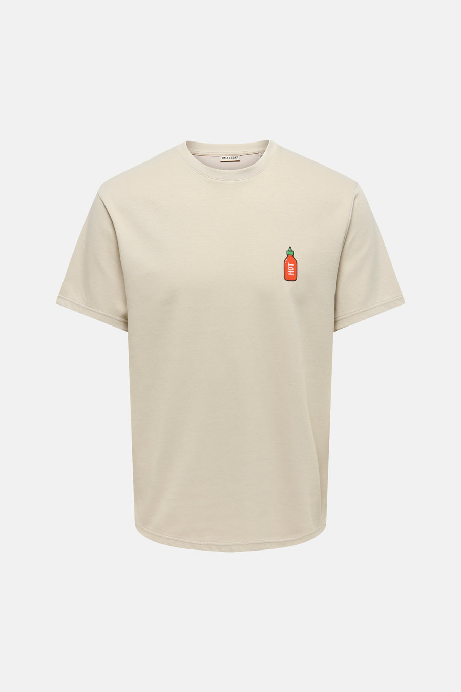 Beige T-shirt met korte mouwen van ONLY & SONS® met een 'HOT' sriracha flesje op de borst.