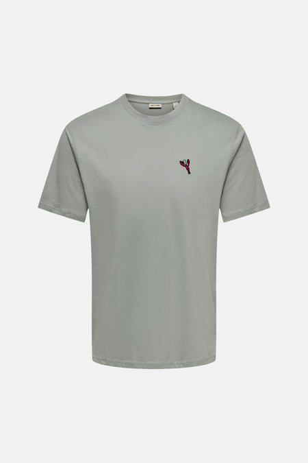 Grijs T-shirt met korte mouwen van ONLY & SONS met een geborduurde kreeft op de borst.
