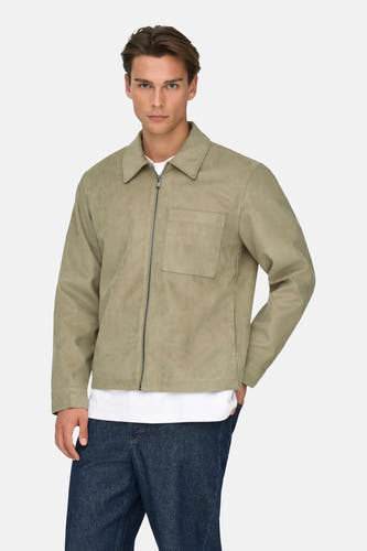 Manteau court beige de ONLY & SONS®, avec fermeture à glissière et poche poitrine, porté sur un T-shirt blanc et des jeans bleu marine.