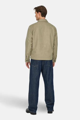 Manteau court beige de ONLY & SONS, avec des manches longues et un jeans bleu.