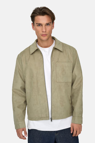 Manteau court beige de ONLY & SONS®, avec une fermeture éclair, une poche et un T-shirt blanc en dessous.