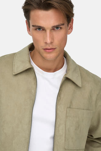 Manteau court beige de ONLY & SONS, avec fermeture à glissière et poche brodée.