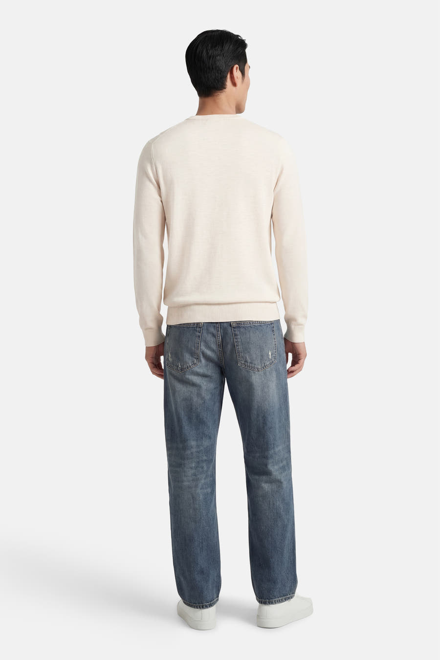 Ecrukleurige trui met ronde hals van ONLY & SONS, met lange mouwen, gedragen met een spijkerbroek en witte schoenen, achterkant.