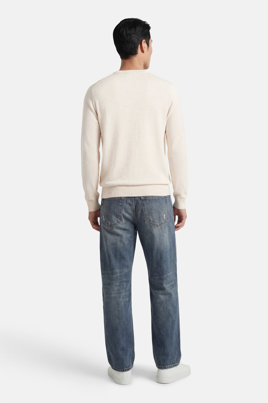 Ecrukleurige trui met ronde hals van ONLY & SONS, met lange mouwen, gedragen met een spijkerbroek en witte schoenen, achterkant.