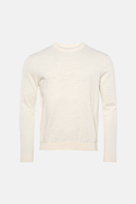 Pull écru à col rond de ONLY & SONS®, porté avec un jean bleu déchiré et des baskets blanches.