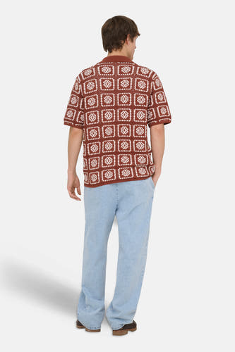 Bruine pull van ONLY & SONS® met witte gehaakte vierkante bloempatronen en korte mouwen, van achteren gezien.