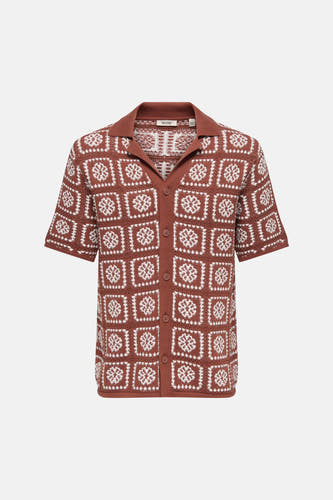 Bruine gebreide pull van ONLY & SONS met wit blokpatroon, korte mouwen, kraag en knopen.