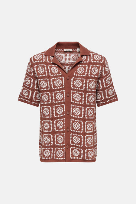 Bruine gebreide pull van ONLY & SONS met wit blokpatroon, korte mouwen, kraag en knopen.