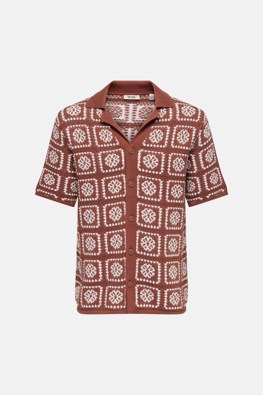 Bruine gebreide pull van ONLY & SONS met wit blokpatroon, korte mouwen, kraag en knopen.