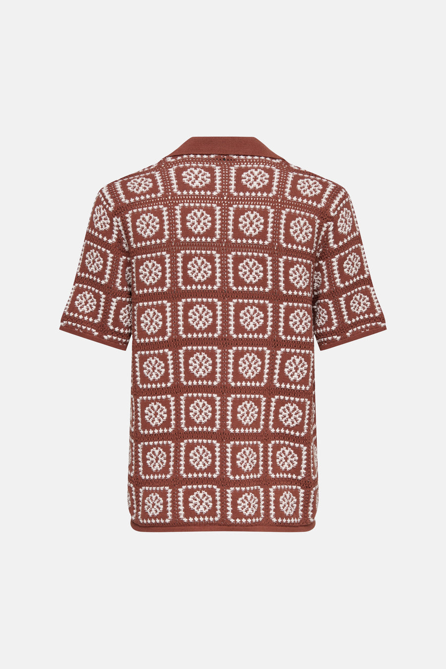 Bruine korte mouwen gebreide polo van ONLY & SONS® met wit bloemenpatroon in vierkanten, achteraanzicht.